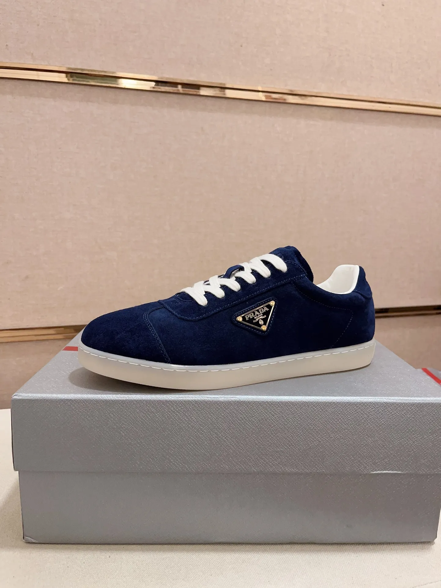 Men's Men's Shoes 💰 500💰 ✔️✔️✔️Higher version High-quality new PRADA (Prada) counters are launched simultaneously. The new men's shoes and 😘fabrics are made of high-tech glue-making technology. Lining: Full cowhide lining. 👍🏿 High-end ☄️ air-cushion molded anti-slip rubber outsole, exquisite lines, simple and elegant, comfortable and high-end for leisure travel. Code number: 38 to 44 (45 can be customized and cannot be returned or exchanged)